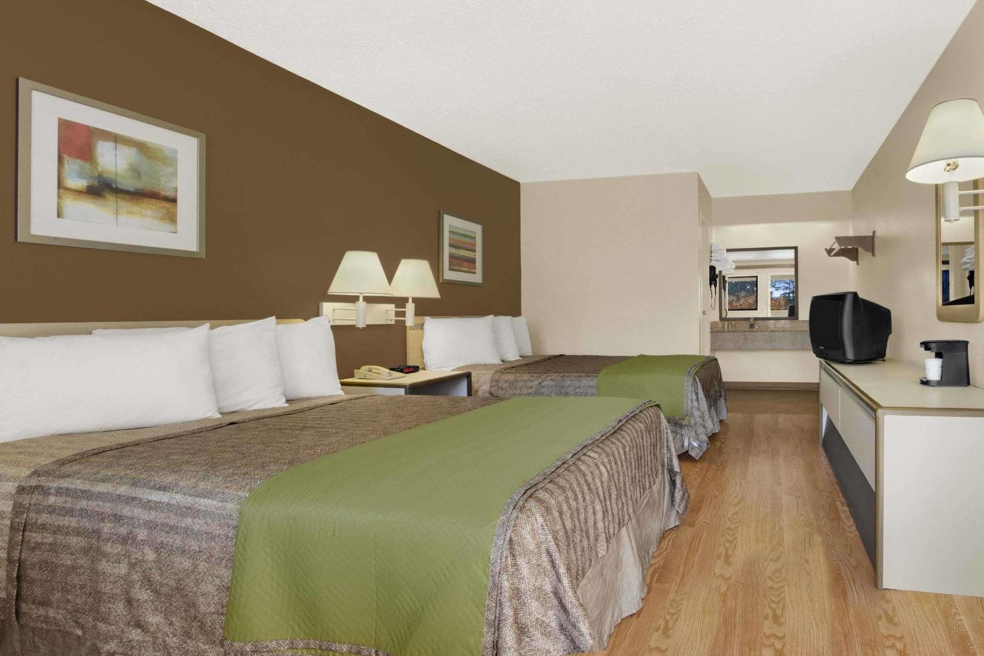 Travelodge by Wyndham College Park Eksteriør billede