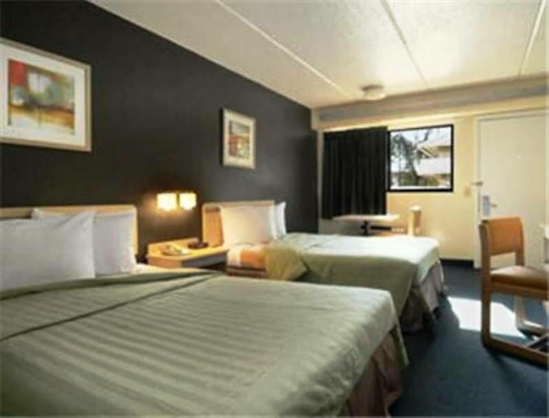 Travelodge by Wyndham College Park Eksteriør billede